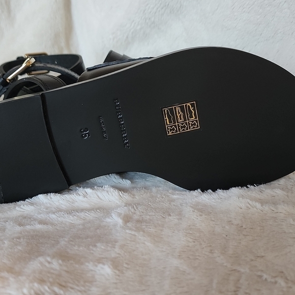 Burberry black flat leather sandals, size 35 - Picture 3 of 5